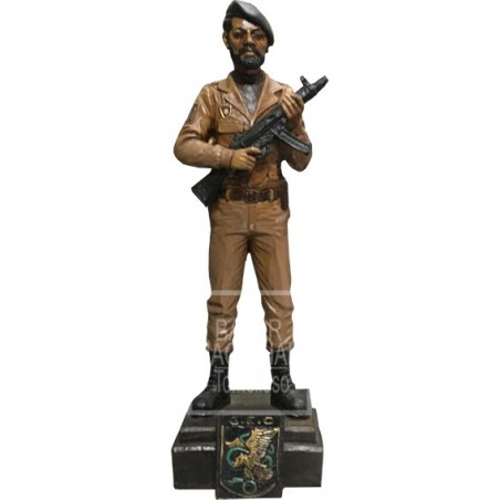 Figura de Geo Traje Marrón a Color