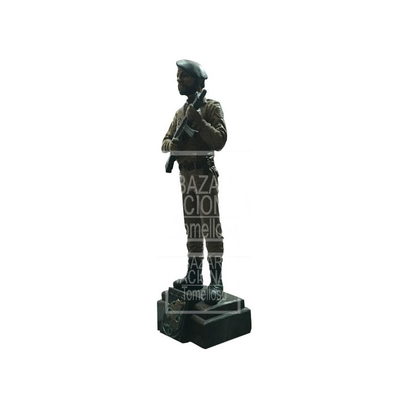 Figura de Geo Traje Marrón a Color