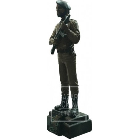 Figura de Geo Traje Marrón a Color